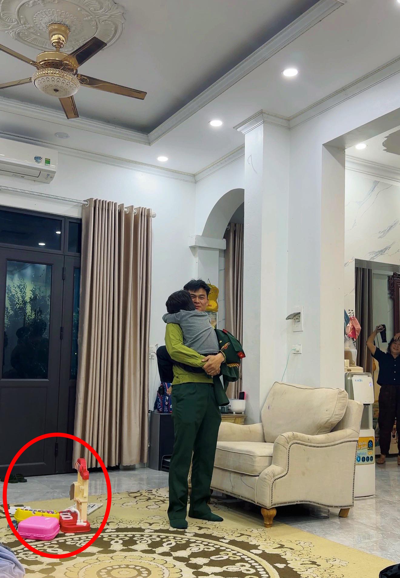 1 m&oacute;n đồ xuất hiện trong bức ảnh chụp vội h&eacute; mở chuyện H&ograve;a Minzy đ&atilde; sinh con g&aacute;i?- Ảnh 1.