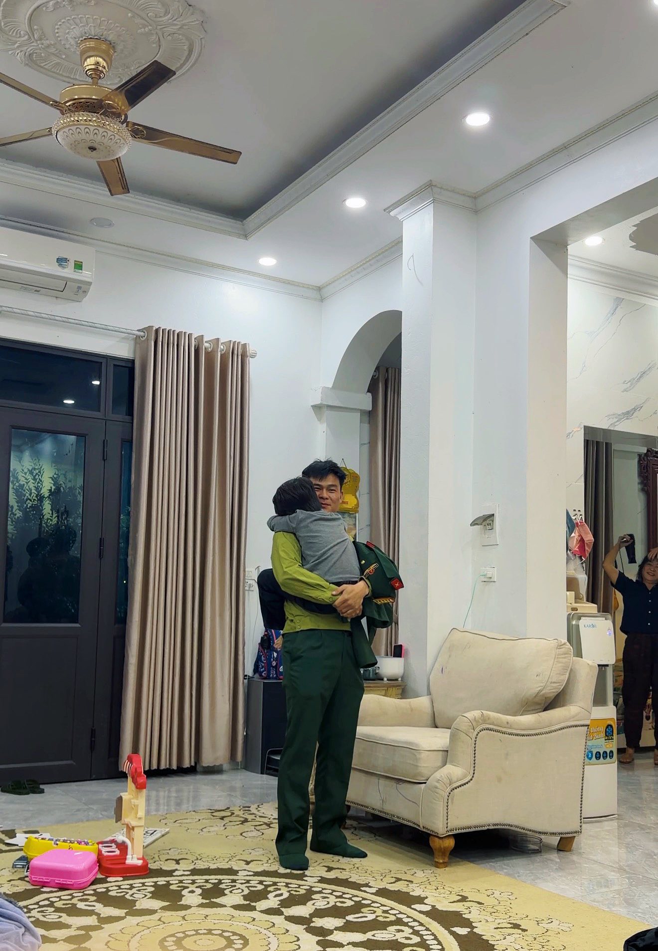 &ldquo;V&igrave; bố l&agrave; bố m&igrave;nh m&agrave; mẹ&rdquo; - bao nhi&ecirc;u y&ecirc;u thương mới đủ để b&eacute; Bo n&oacute;i được c&acirc;u n&agrave;y?- Ảnh 2.