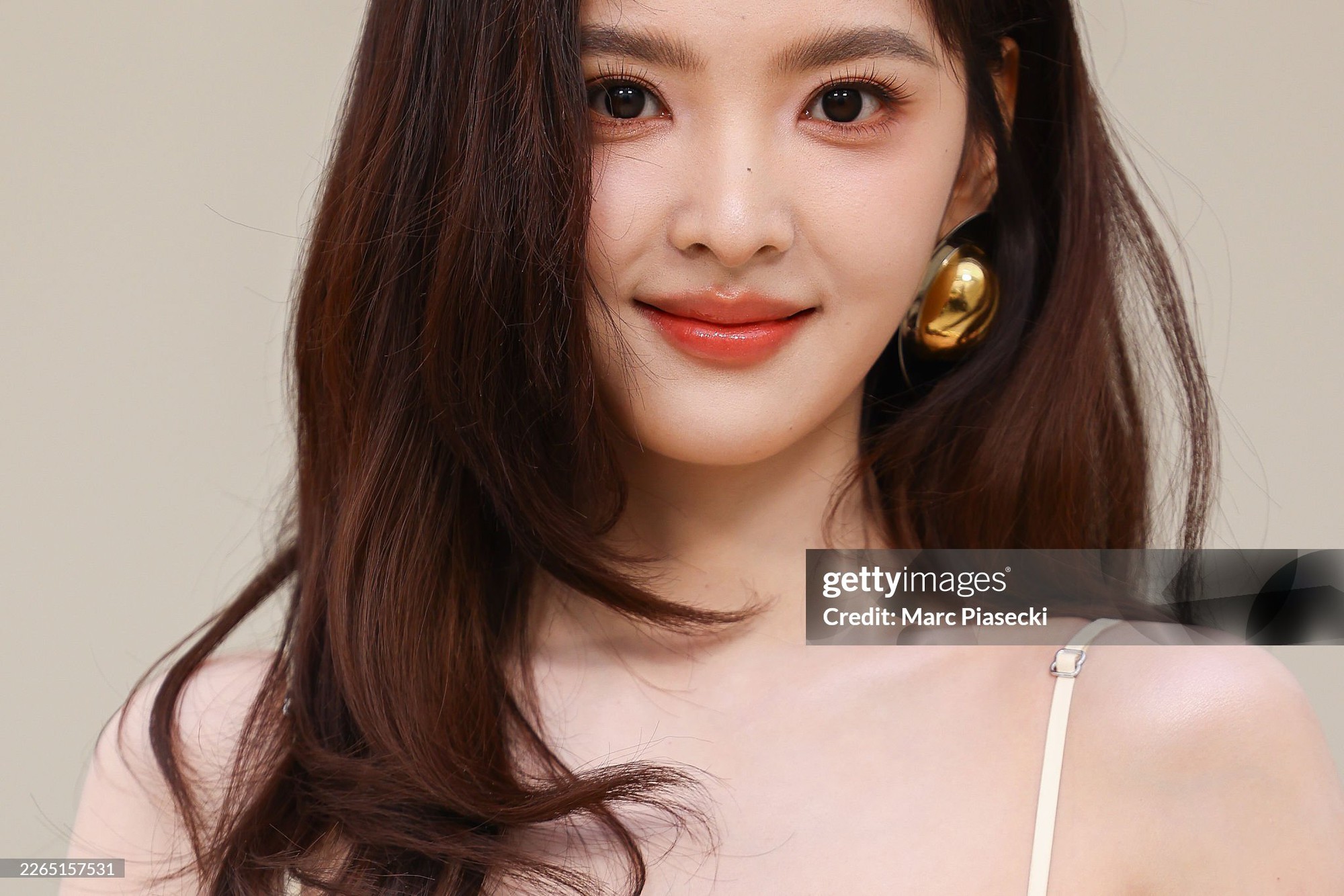 Bạch nguyệt quang Cbiz ch&agrave;o camera 1 gi&acirc;y m&agrave; lụy 9 th&aacute;ng 10 ng&agrave;y: Visual "chặt đẹp" Getty Images, style basic m&agrave; xinh đi&ecirc;n- Ảnh 6.