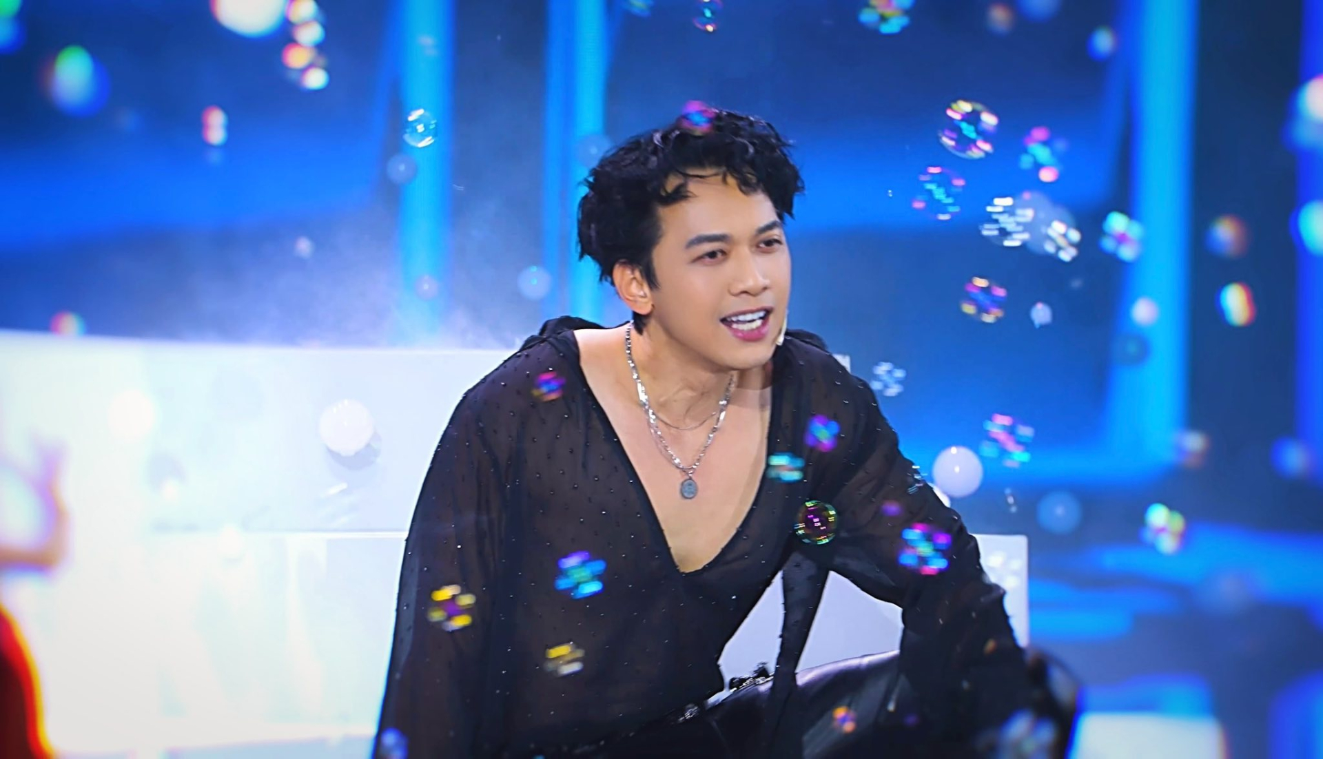 Chủ tịch ACB Trần H&ugrave;ng Huy lại g&acirc;y sốt: &ldquo;Cứ như Soobin Ho&agrave;ng Sơn phi&ecirc;n bản chủ tịch ng&acirc;n h&agrave;ng vậy&rdquo;- Ảnh 1.