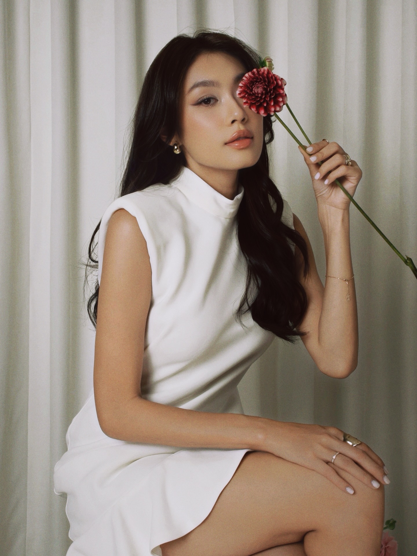 8/3 ai cũng khoe qu&agrave;, ri&ecirc;ng hội mỹ nh&acirc;n gi&agrave;u sụ tranh thủ flex lu&ocirc;n nhan sắc lấn lướt cả hoa- Ảnh 4.