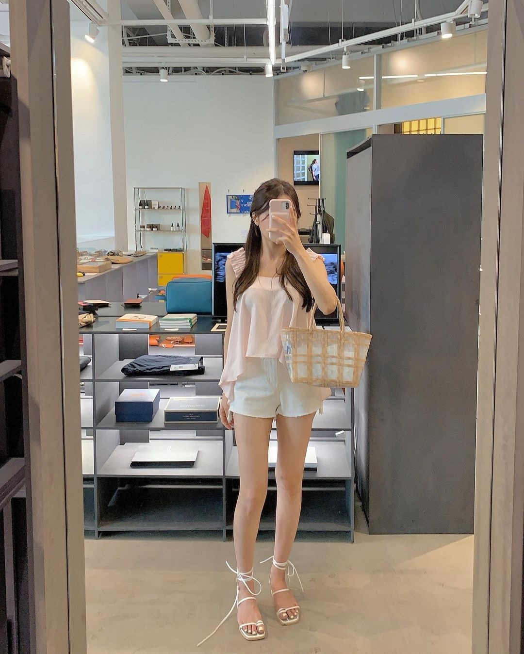 3 mẫu gi&agrave;y h&egrave; &ecirc;m ch&acirc;n t&ocirc;n d&aacute;ng, diện với quần jeans hay ch&acirc;n v&aacute;y đều "over hợp"- Ảnh 9.