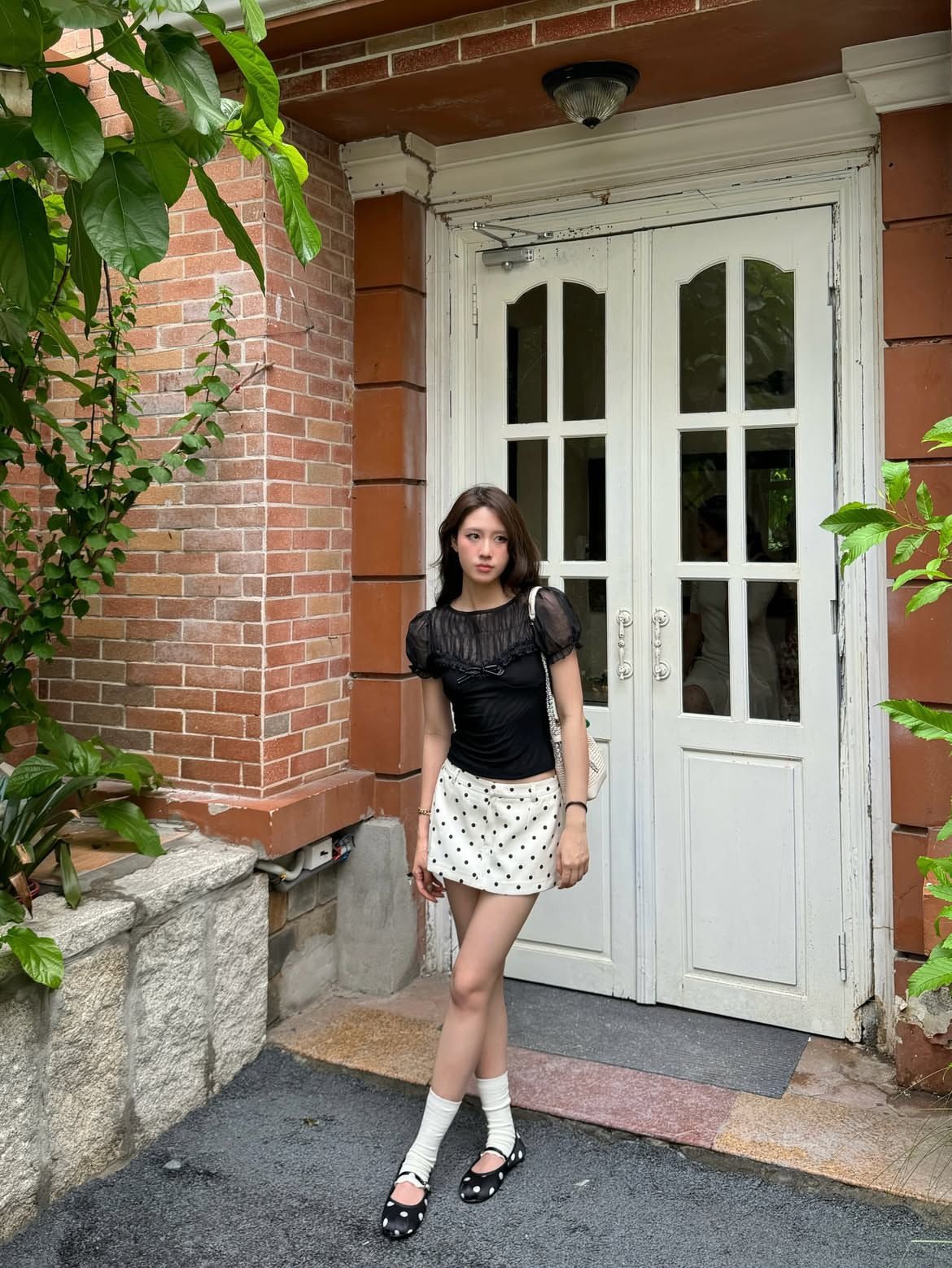 3 mẫu gi&agrave;y h&egrave; &ecirc;m ch&acirc;n t&ocirc;n d&aacute;ng, diện với quần jeans hay ch&acirc;n v&aacute;y đều "over hợp"- Ảnh 19.