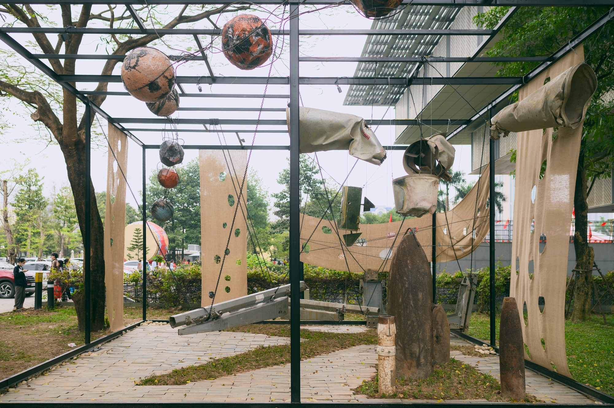 Đem cả x&aacute;c m&aacute;y bay v&agrave; vỏ bom ra trưng b&agrave;y, 2 kh&ocirc;ng gian nghệ thuật mới ở Bảo t&agrave;ng H&agrave; Nội khiến nhiều người nổi da g&agrave;- Ảnh 7.