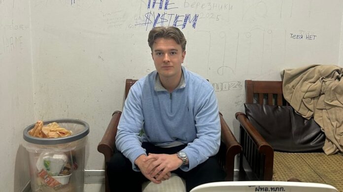 Nam du kh&aacute;ch bị giữ tại s&acirc;n bay Phuket v&igrave; hộ chiếu r&aacute;ch một trang- Ảnh 1.