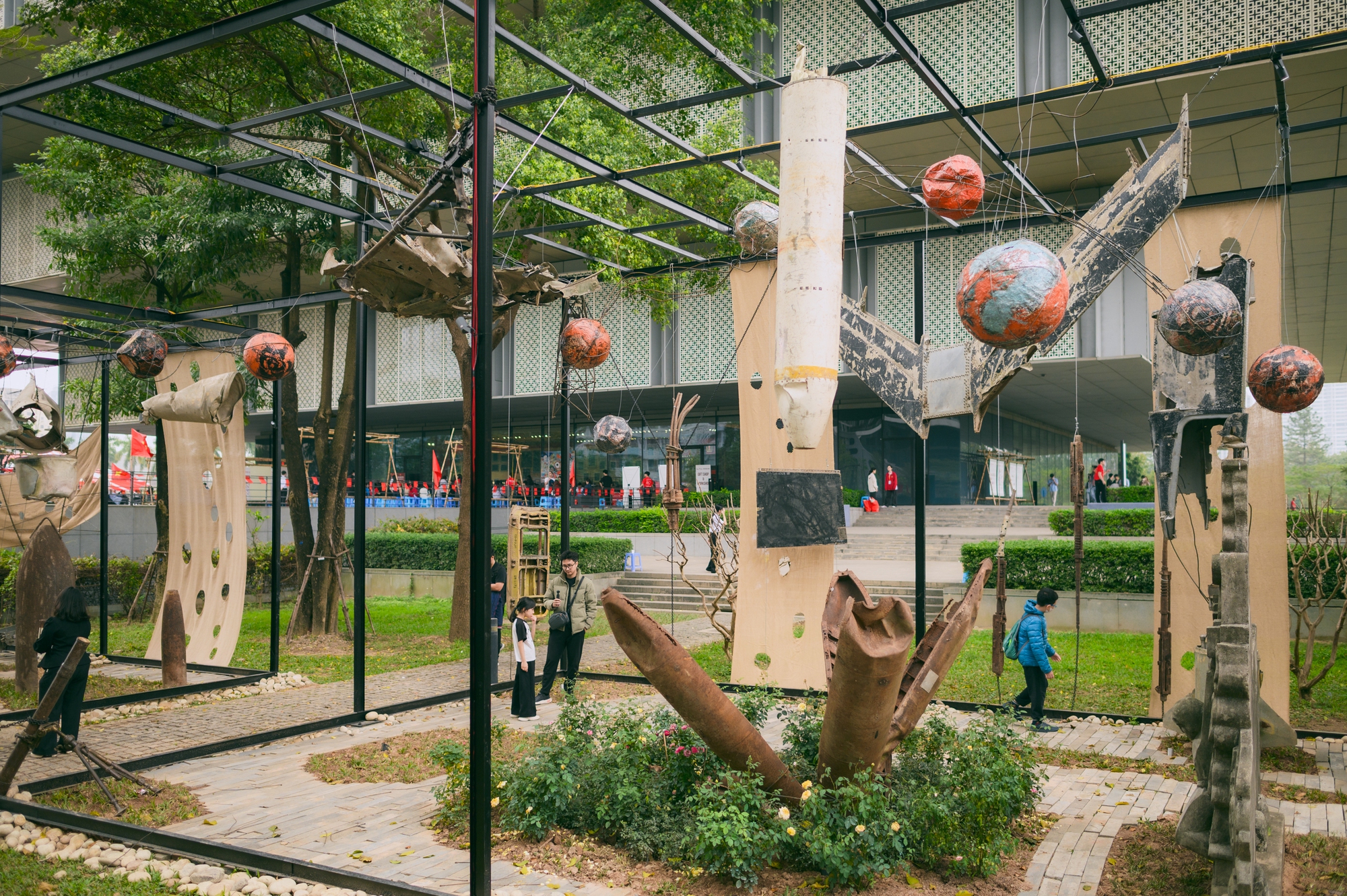 Đem cả x&aacute;c m&aacute;y bay v&agrave; vỏ bom ra trưng b&agrave;y, 2 kh&ocirc;ng gian nghệ thuật mới ở Bảo t&agrave;ng H&agrave; Nội khiến nhiều người nổi da g&agrave;- Ảnh 8.