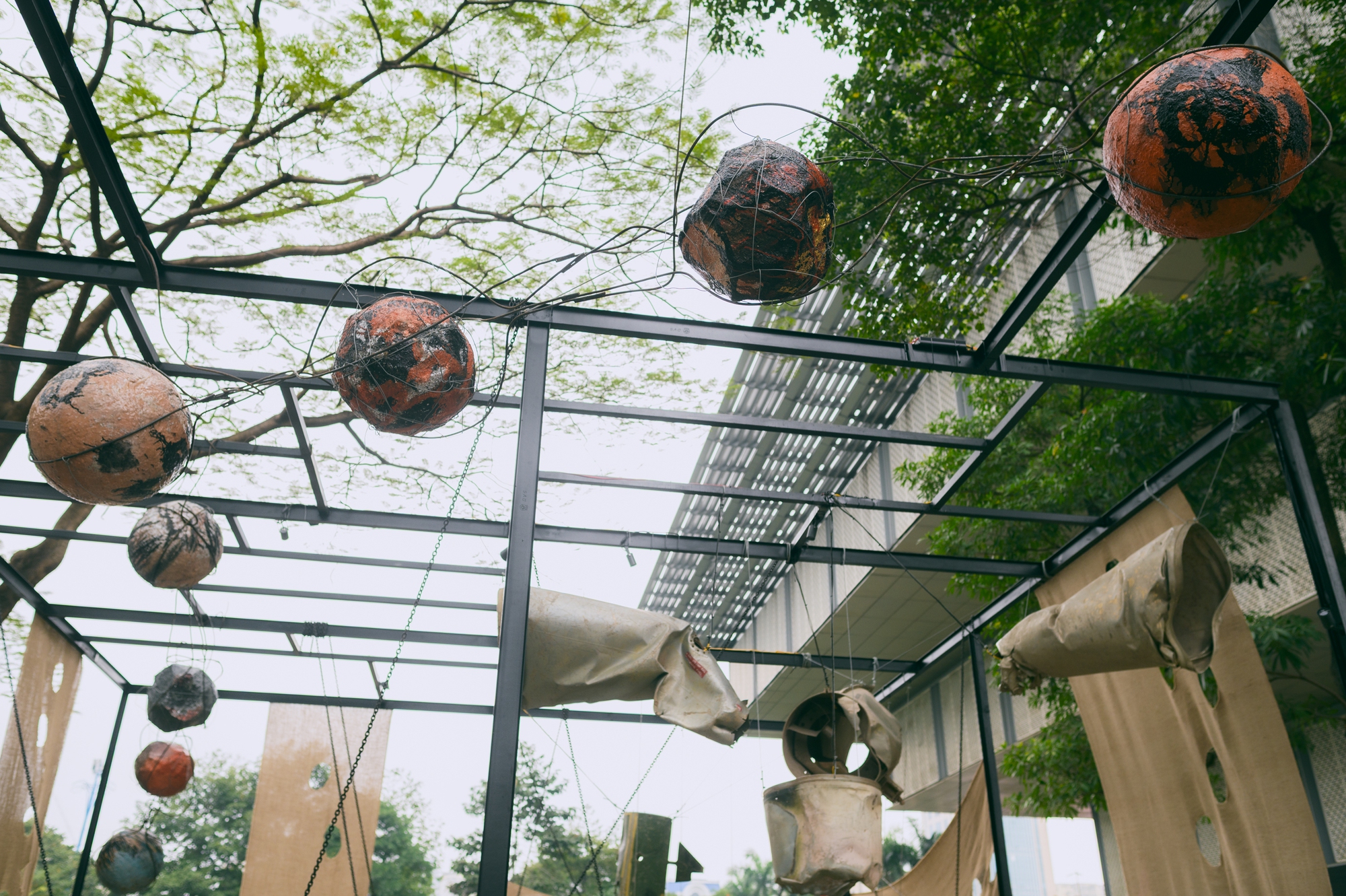 Đem cả x&aacute;c m&aacute;y bay v&agrave; vỏ bom ra trưng b&agrave;y, 2 kh&ocirc;ng gian nghệ thuật mới ở Bảo t&agrave;ng H&agrave; Nội khiến nhiều người nổi da g&agrave;- Ảnh 9.