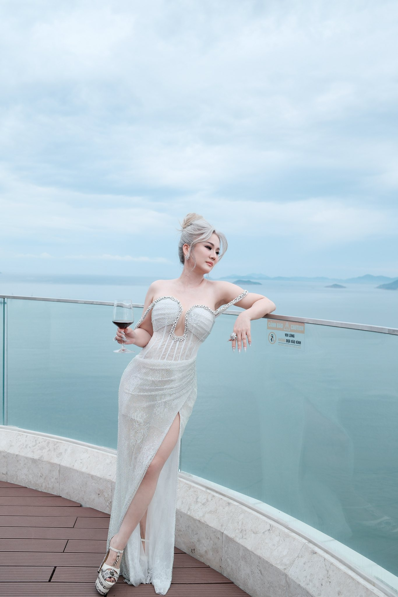 &ldquo;Hoa hậu t&oacute;c bạc&rdquo; của phụ nữ trung ni&ecirc;n: Nhan sắc cao sang của người phụ nữ 52 tuổi g&acirc;y ch&uacute; &yacute; với suối t&oacute;c bạc bồng bềnh- Ảnh 16.