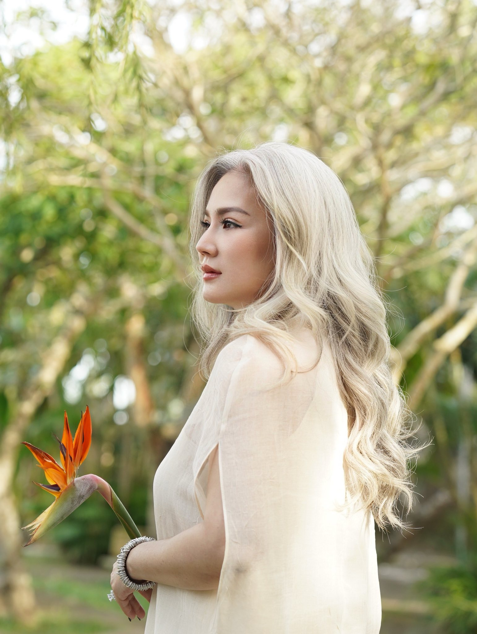 &ldquo;Hoa hậu t&oacute;c bạc&rdquo; của phụ nữ trung ni&ecirc;n: Nhan sắc cao sang của người phụ nữ 52 tuổi g&acirc;y ch&uacute; &yacute; với suối t&oacute;c bạc bồng bềnh- Ảnh 8.