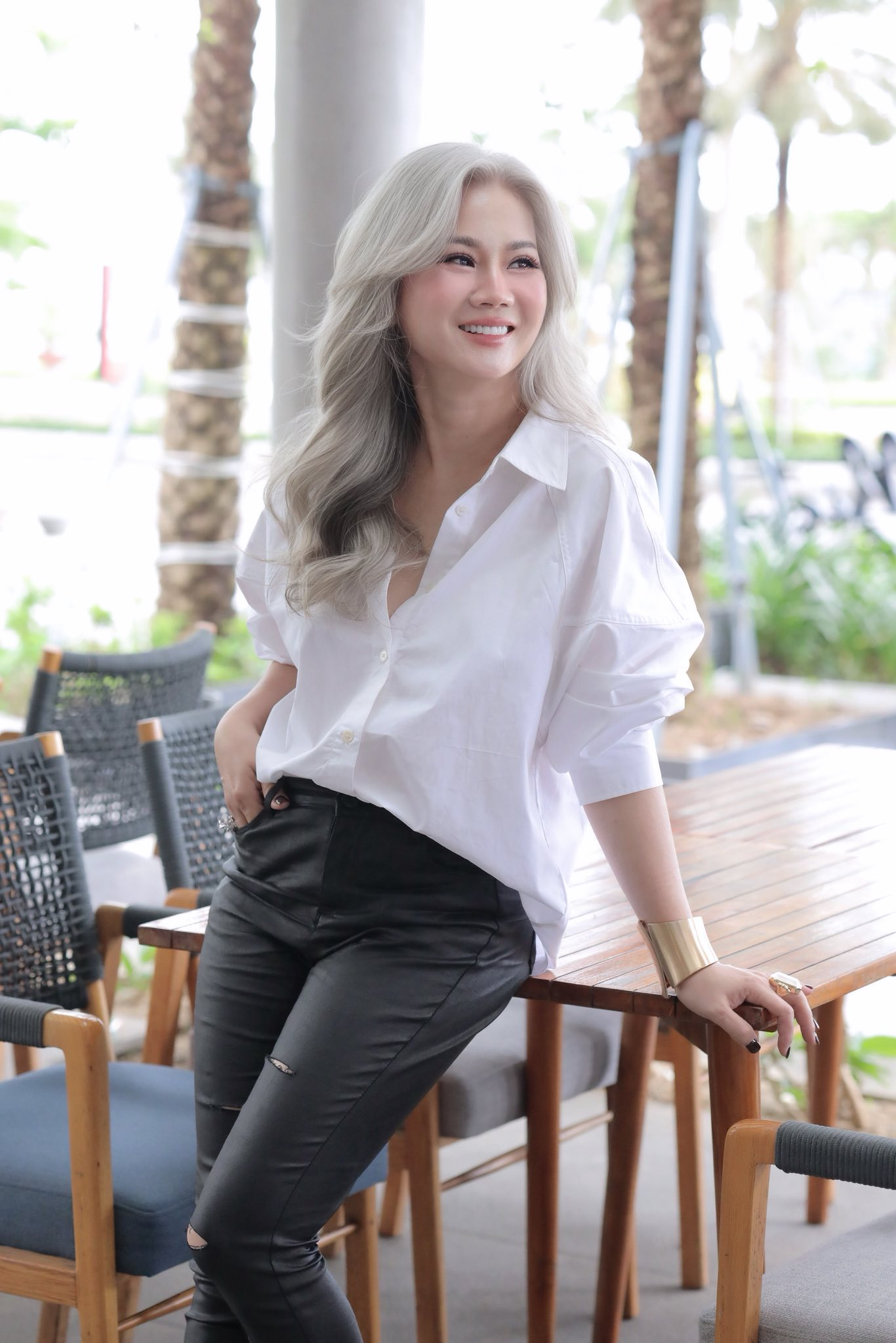 &ldquo;Hoa hậu t&oacute;c bạc&rdquo; của phụ nữ trung ni&ecirc;n: Nhan sắc cao sang của người phụ nữ 52 tuổi g&acirc;y ch&uacute; &yacute; với suối t&oacute;c bạc bồng bềnh- Ảnh 12.