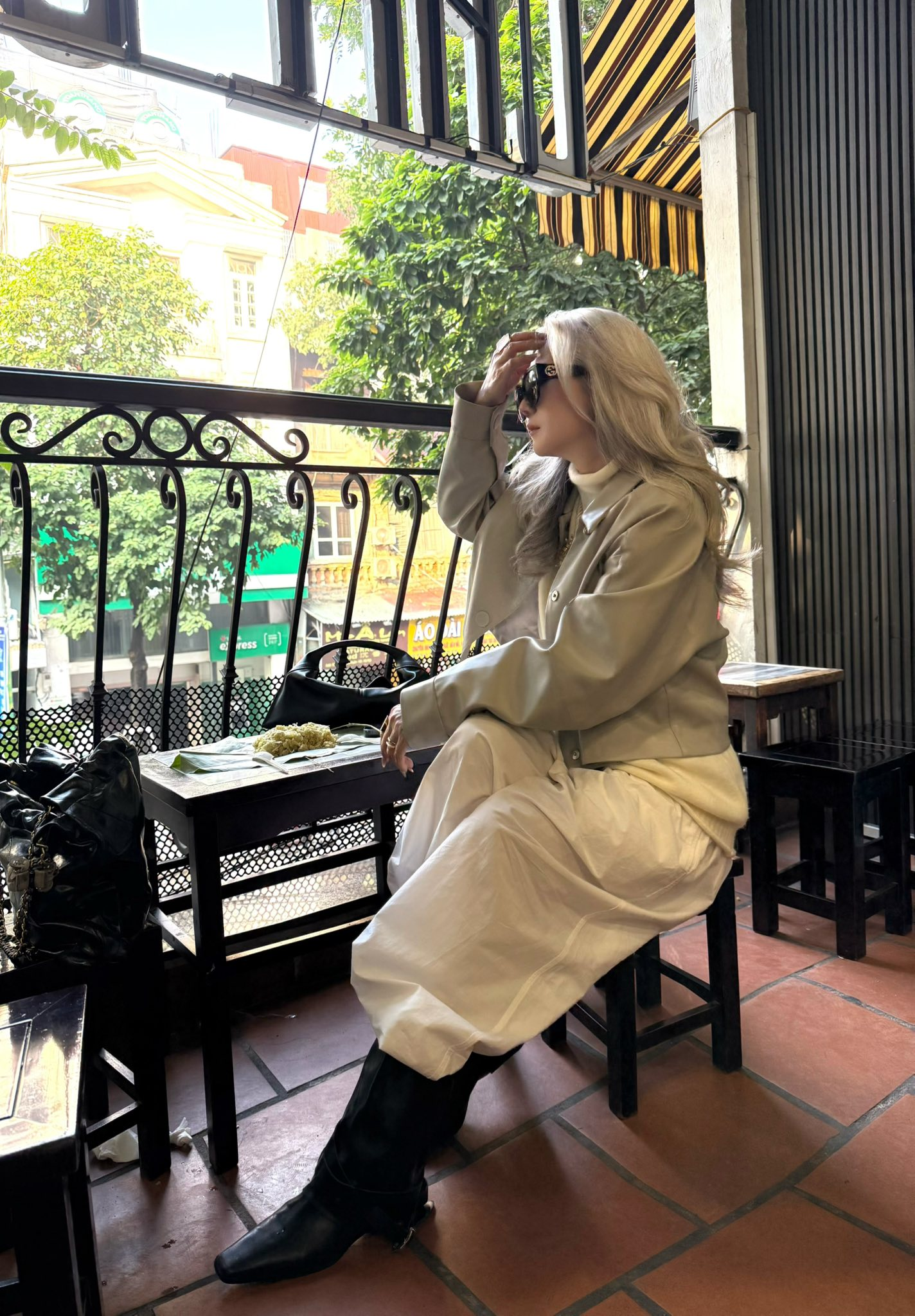 &ldquo;Hoa hậu t&oacute;c bạc&rdquo; của phụ nữ trung ni&ecirc;n: Nhan sắc cao sang của người phụ nữ 52 tuổi g&acirc;y ch&uacute; &yacute; với suối t&oacute;c bạc bồng bềnh- Ảnh 14.