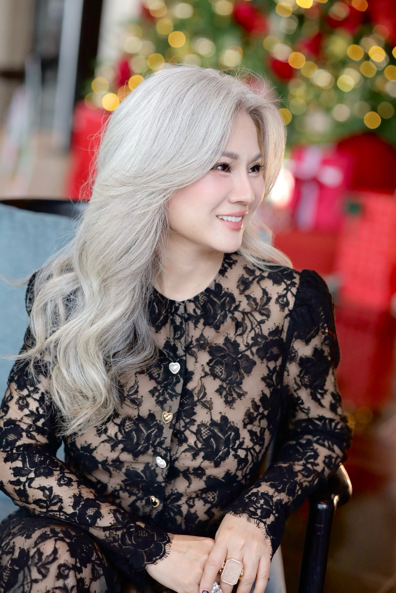 &ldquo;Hoa hậu t&oacute;c bạc&rdquo; của phụ nữ trung ni&ecirc;n: Nhan sắc cao sang của người phụ nữ 52 tuổi g&acirc;y ch&uacute; &yacute; với suối t&oacute;c bạc bồng bềnh- Ảnh 11.