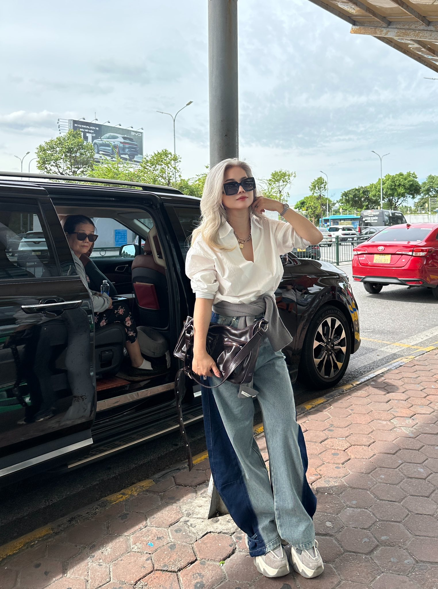 &ldquo;Hoa hậu t&oacute;c bạc&rdquo; của phụ nữ trung ni&ecirc;n: Nhan sắc cao sang của người phụ nữ 52 tuổi g&acirc;y ch&uacute; &yacute; với suối t&oacute;c bạc bồng bềnh- Ảnh 13.