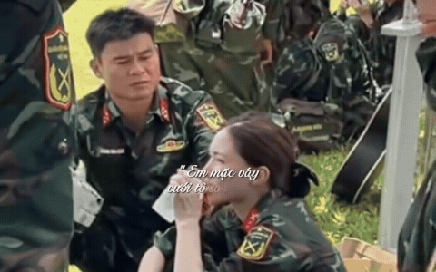 Th&igrave; ra kh&ocirc;ng c&oacute; m&aacute;y quay, Ho&agrave; Minzy v&agrave; chồng Đại u&yacute; đối xử với nhau như thế n&agrave;y- Ảnh 1.