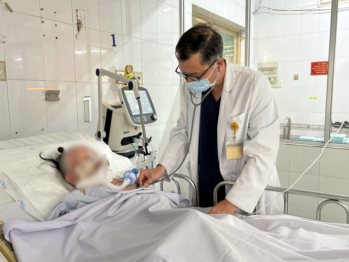 Chủ quan nghĩ cảm c&uacute;m th&ocirc;ng thường, cụ b&agrave; 83 tuổi phải thở m&aacute;y cấp cứu