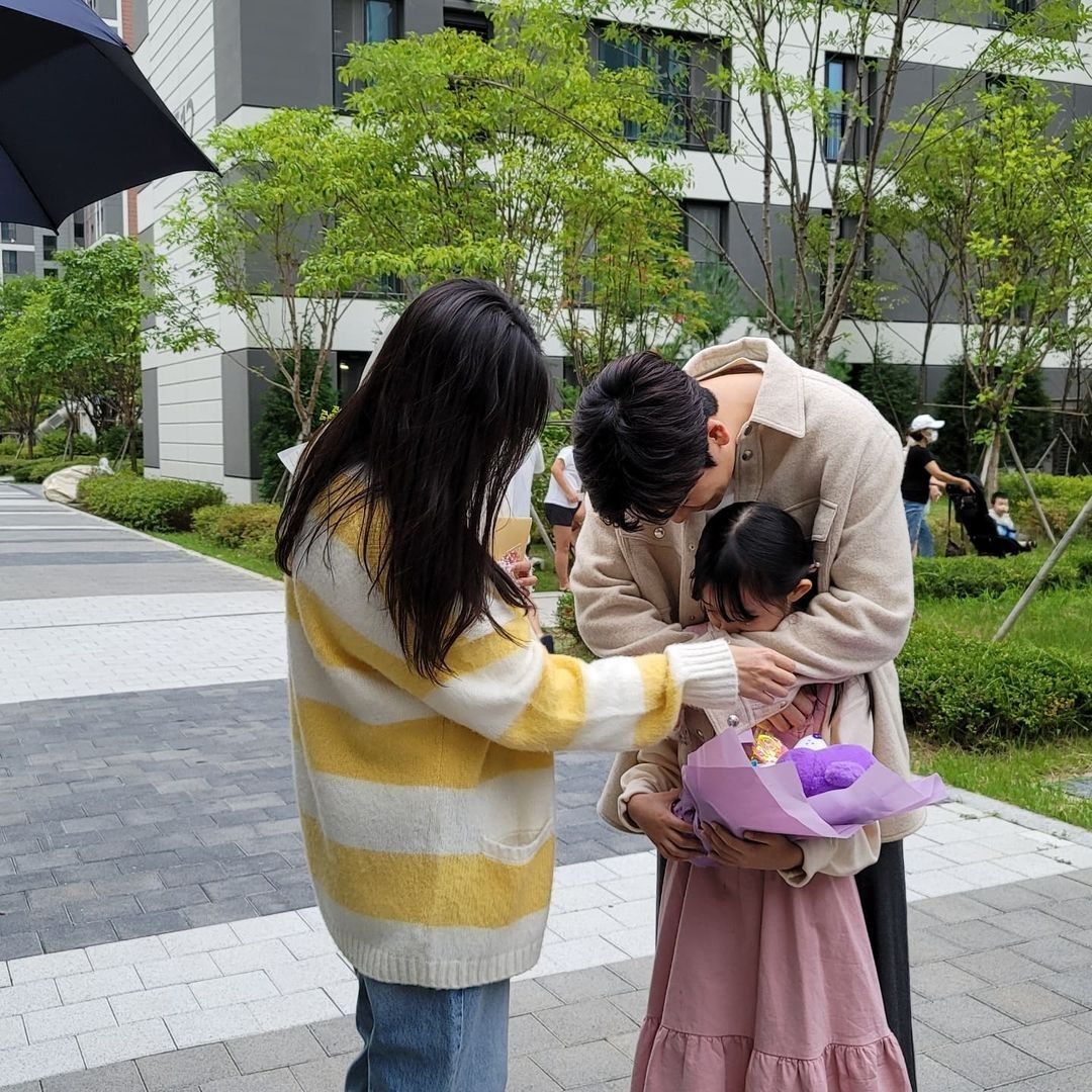 2 m&oacute;n qu&agrave; đắt gi&aacute; nhất cha mẹ n&ecirc;n cho con trước tuổi 10 thay v&igrave; tiền bạc v&agrave; đồ chơi- Ảnh 1.