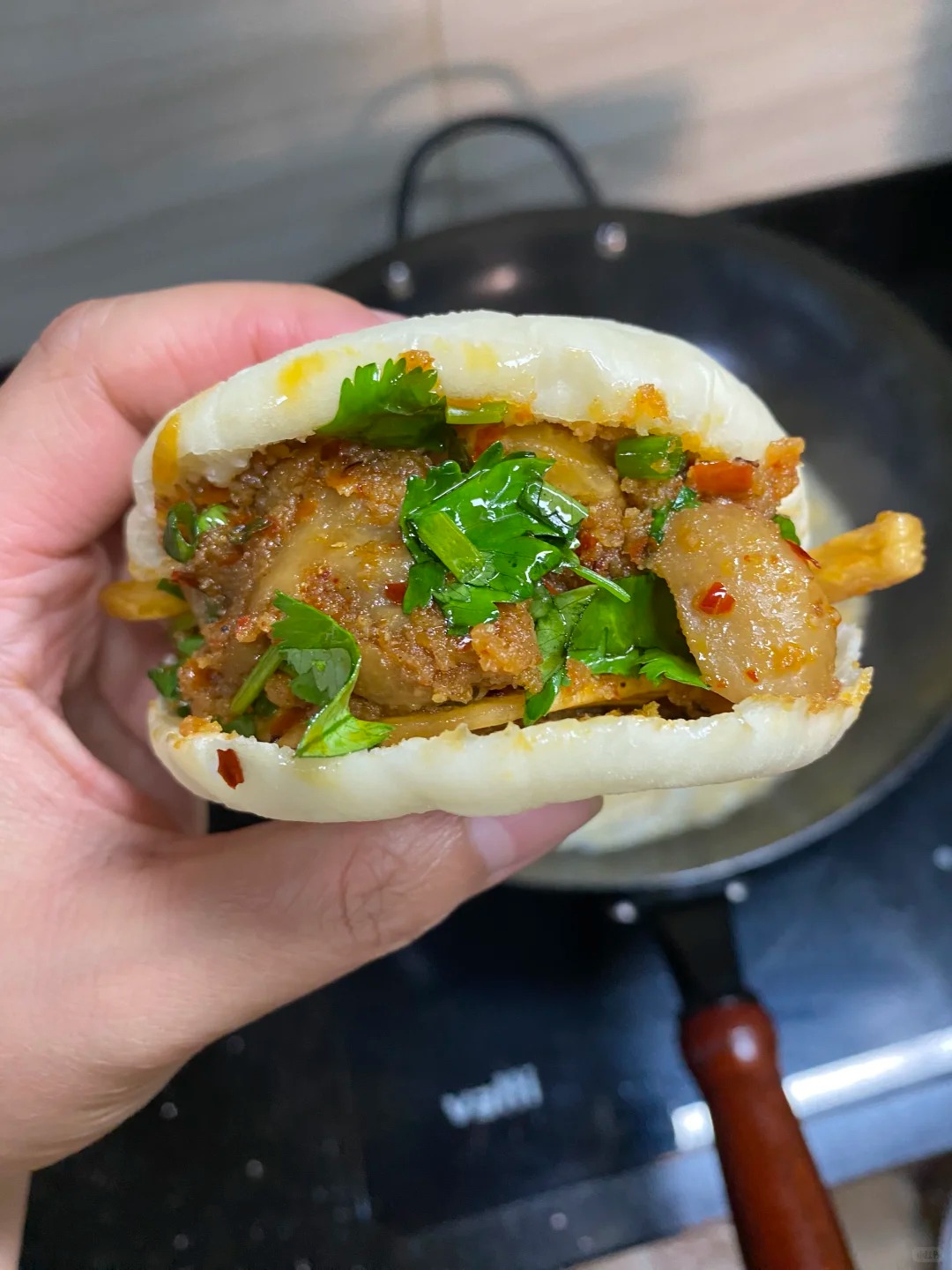 Kh&aacute;m ph&aacute; 6 m&oacute;n ăn lề đường "đỉnh n&oacute;c" khiến d&acirc;n bản địa m&ecirc; mẩn ở Tứ Xuy&ecirc;n, m&oacute;n số 6 giống hệt b&aacute;nh m&igrave; ph&aacute; lấu Việt Nam!- Ảnh 28.