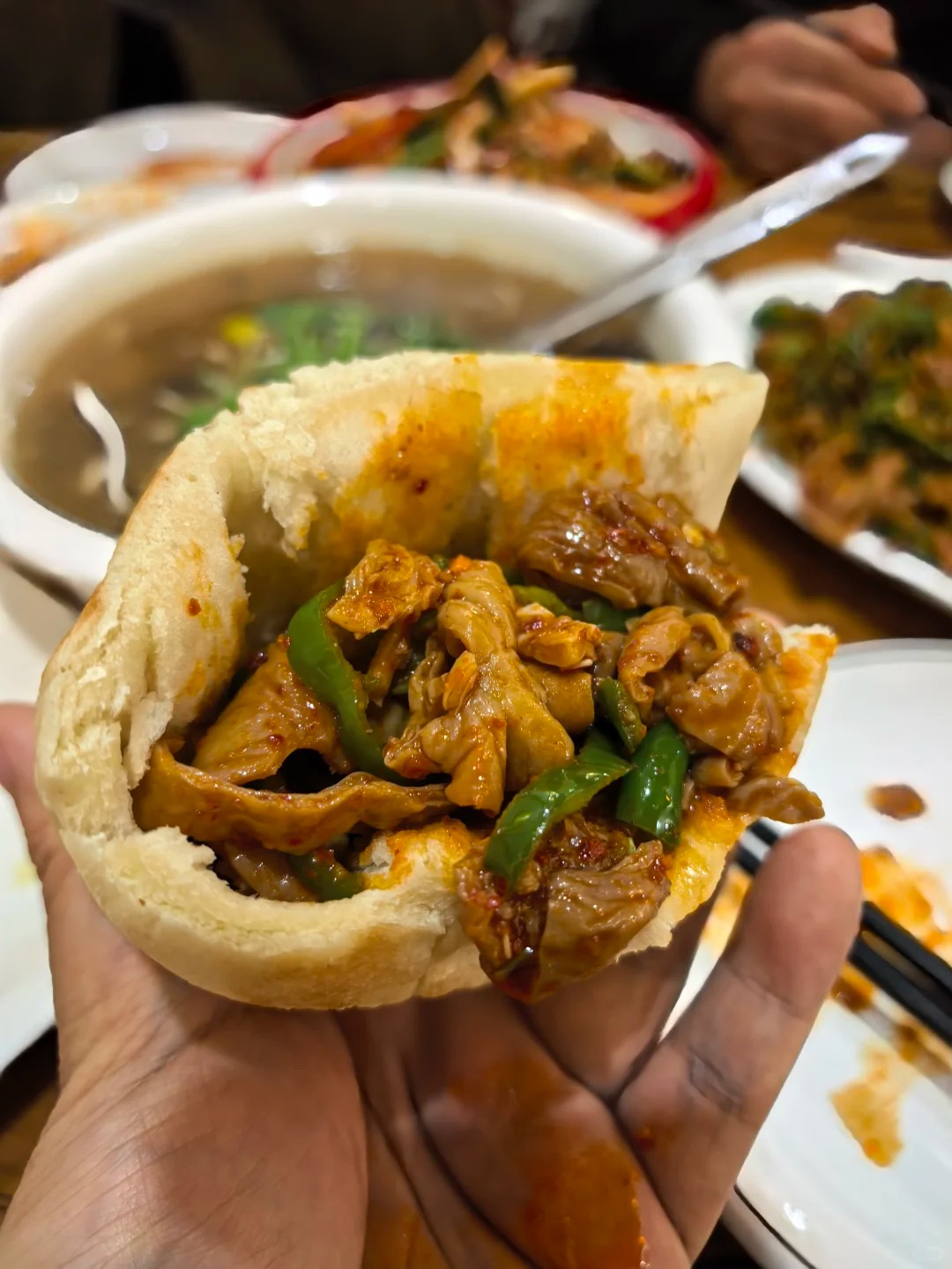 Kh&aacute;m ph&aacute; 6 m&oacute;n ăn lề đường "đỉnh n&oacute;c" khiến d&acirc;n bản địa m&ecirc; mẩn ở Tứ Xuy&ecirc;n, m&oacute;n số 6 giống hệt b&aacute;nh m&igrave; ph&aacute; lấu Việt Nam!- Ảnh 25.