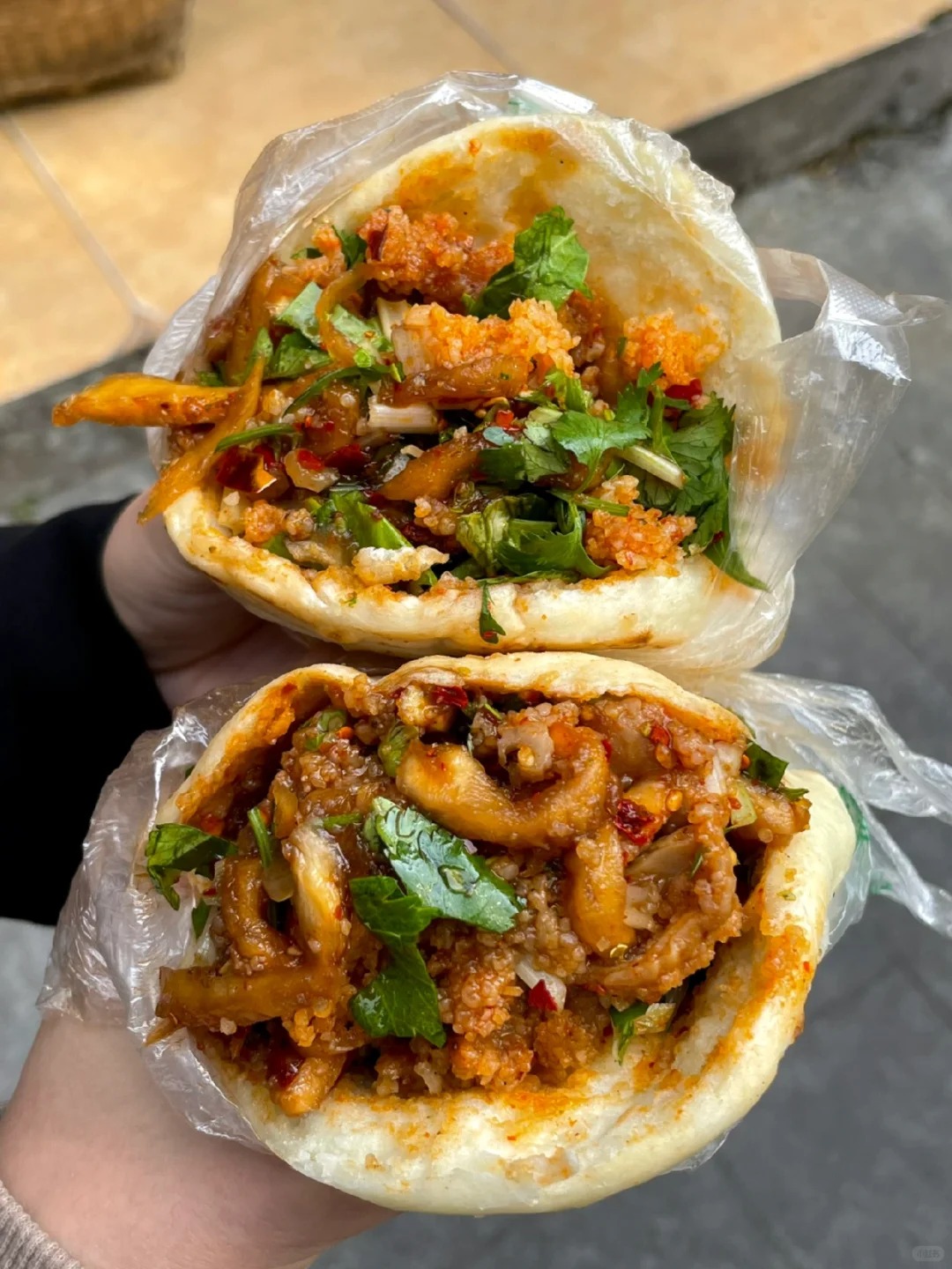 Kh&aacute;m ph&aacute; 6 m&oacute;n ăn lề đường "đỉnh n&oacute;c" khiến d&acirc;n bản địa m&ecirc; mẩn ở Tứ Xuy&ecirc;n, m&oacute;n số 6 giống hệt b&aacute;nh m&igrave; ph&aacute; lấu Việt Nam!- Ảnh 26.