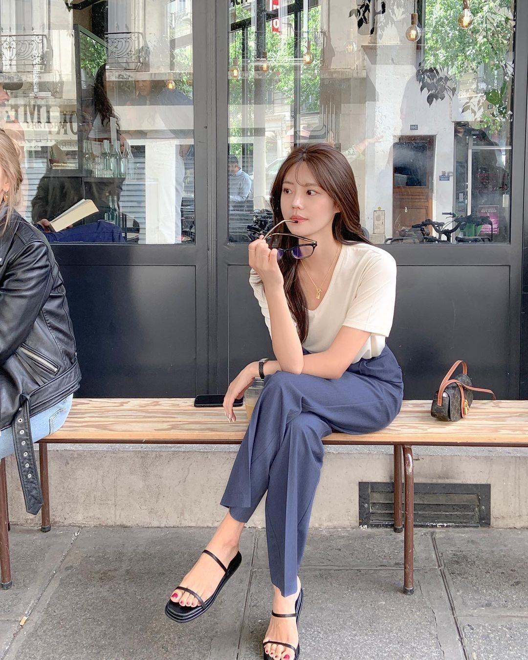 3 mẫu gi&agrave;y h&egrave; &ecirc;m ch&acirc;n t&ocirc;n d&aacute;ng, diện với quần jeans hay ch&acirc;n v&aacute;y đều "over hợp"- Ảnh 12.