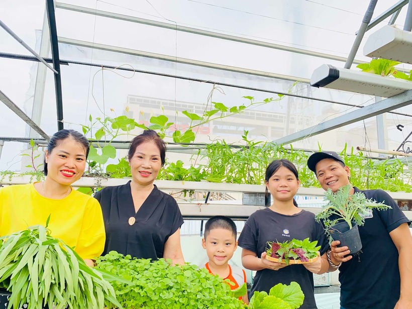 Cận cảnh khu vườn "2 trong 1" tr&ecirc;n tầng 5, nu&ocirc;i c&aacute; trồng rau kh&eacute;p k&iacute;n, thu hoạch cả nửa tạ dưa lưới- Ảnh 7.