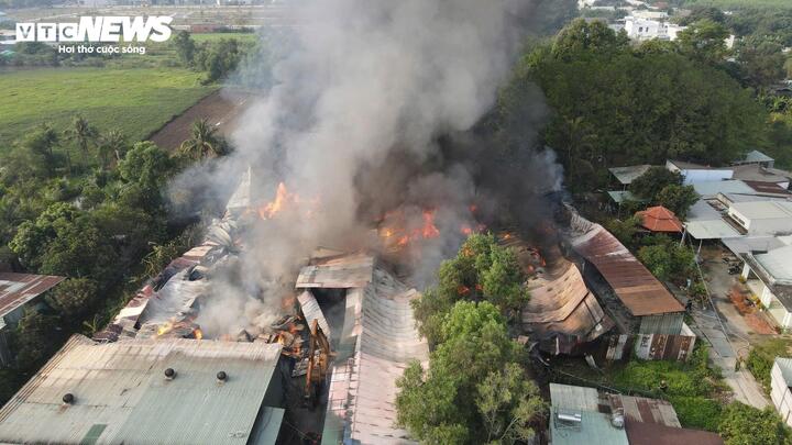 Ch&aacute;y kho h&agrave;ng ở Đồng Nai, người d&acirc;n hốt hoảng th&aacute;o chạy- Ảnh 1.