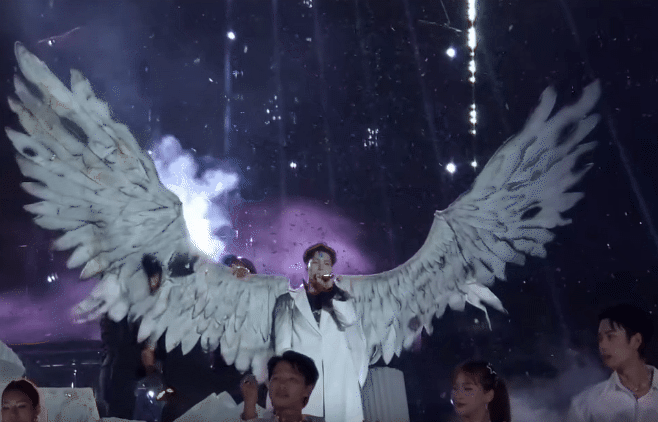 Nam ca sĩ Việt đeo c&aacute;nh d&agrave;i 3 m&eacute;t, lửa bập b&ugrave;ng ch&aacute;y ph&aacute;t sợ- Ảnh 3.