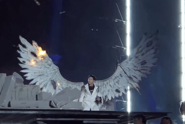 Nam ca sĩ Việt đeo c&aacute;nh d&agrave;i 3 m&eacute;t, lửa bập b&ugrave;ng ch&aacute;y ph&aacute;t sợ- Ảnh 2.