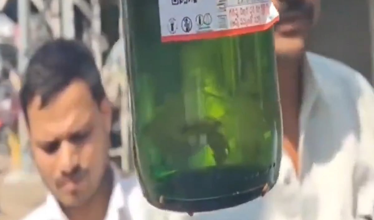 Mua bia về uống người đ&agrave;n &ocirc;ng sốc nặng khi thấy thứ b&ecirc;n trong- Ảnh 1.