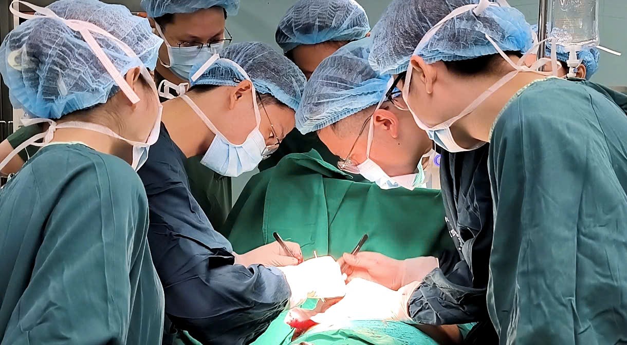 Việt kiều 43 tuổi hoại tử v&uacute; sau phẫu thuật thẩm mỹ li&ecirc;n tiếp, b&aacute;c sĩ cảnh b&aacute;o biến chứng nguy hiểm- Ảnh 1.