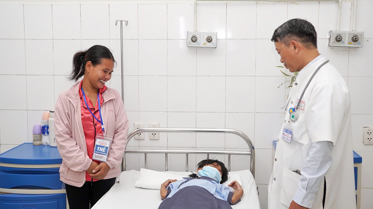 Đang nằm nền nh&agrave;, b&eacute; 7 tuổi h&eacute;t lớn bố mẹ chạy v&agrave;o thấy cảnh tượng "đ&aacute;ng sợ"- Ảnh 1.