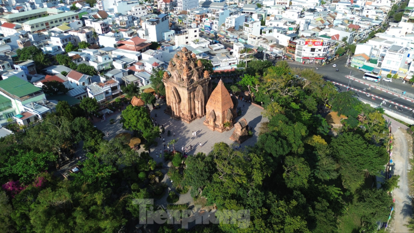 Th&aacute;p B&agrave; Ponagar - dấu ấn ngh&igrave;n năm văn h&oacute;a Chăm giữa l&ograve;ng Nha Trang- Ảnh 1.