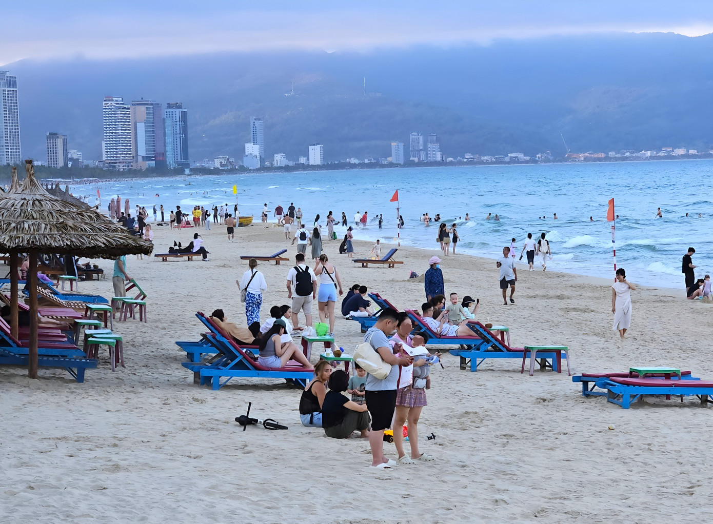 Dẹp vấn nạn lấn chiếm ở b&atilde;i biển đ&ocirc;ng kh&aacute;ch T&acirc;y nhất Đ&agrave; Nẵng- Ảnh 1.