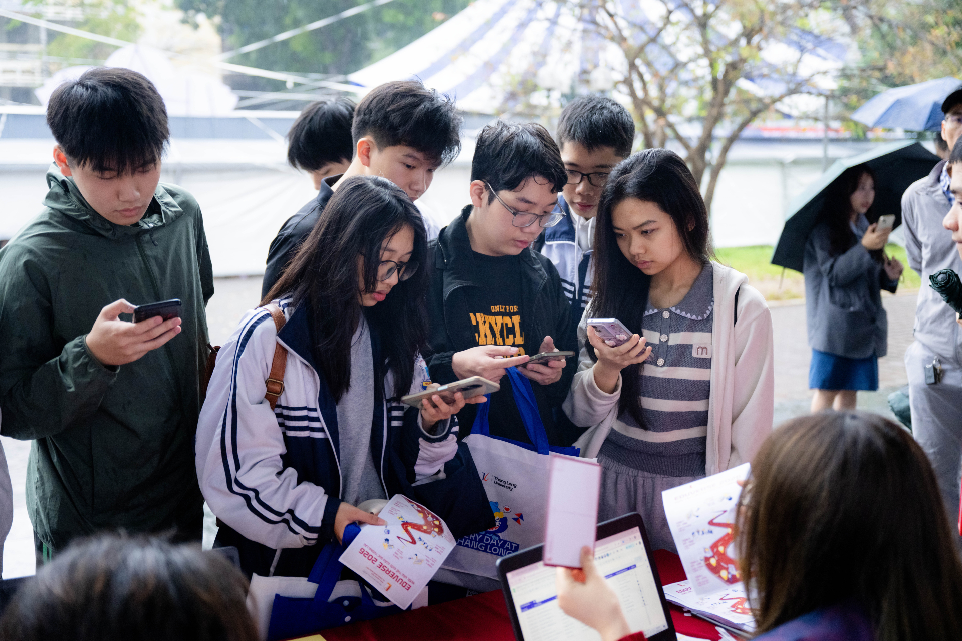 "Si&ecirc;u Chủ nhật" tư vấn tuyển sinh 2026 tại Đại học B&aacute;ch khoa H&agrave; Nội: Hơn 320 gian trại, học sinh đội mưa đến t&igrave;m hiểu ng&agrave;nh học- Ảnh 2.