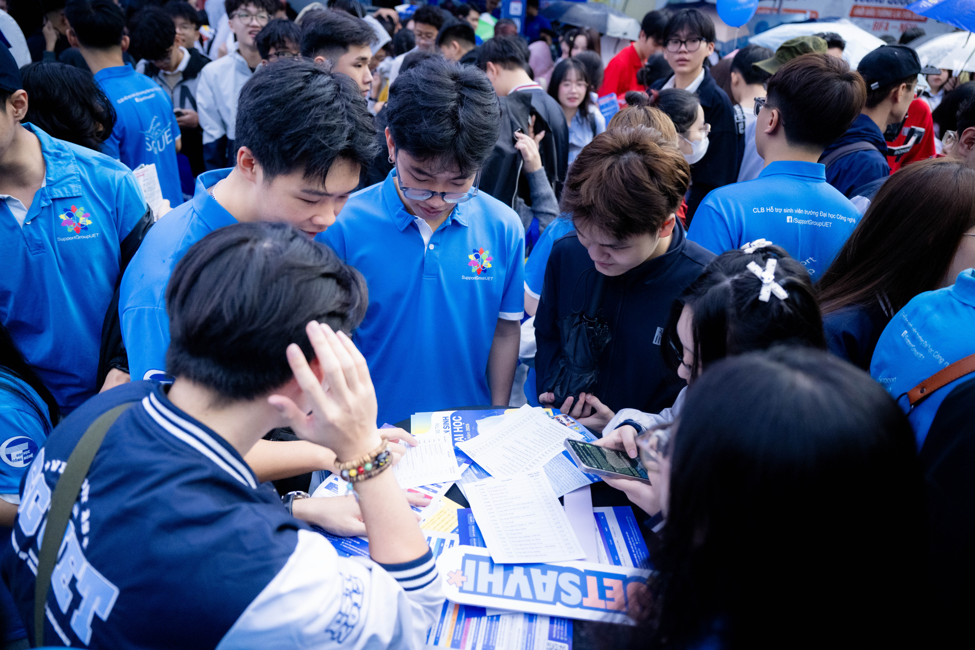 "Si&ecirc;u Chủ nhật" tư vấn tuyển sinh 2026 tại Đại học B&aacute;ch khoa H&agrave; Nội: Hơn 320 gian trại, học sinh đội mưa đến t&igrave;m hiểu ng&agrave;nh học- Ảnh 18.