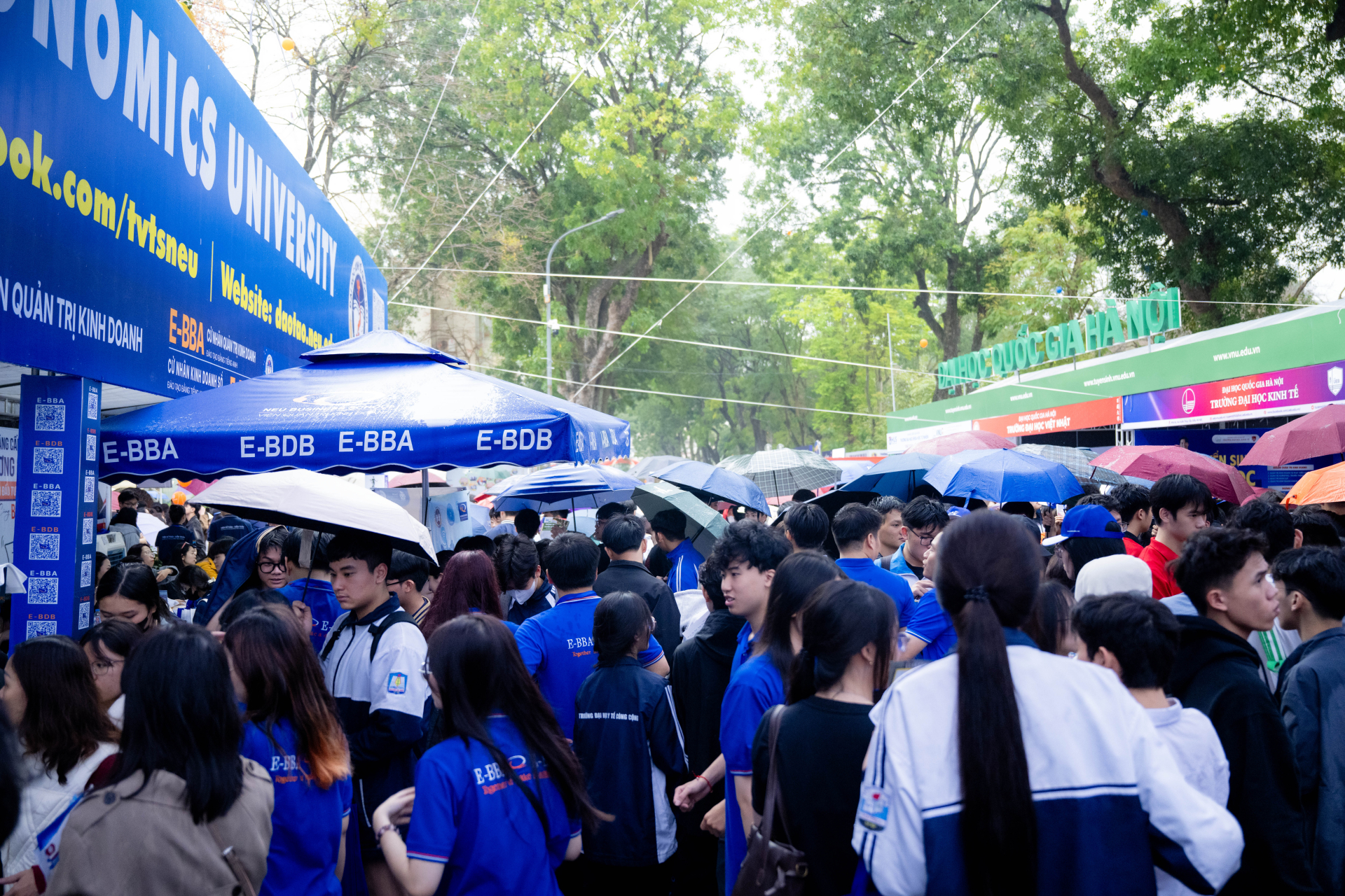 "Si&ecirc;u Chủ nhật" tư vấn tuyển sinh 2026 tại Đại học B&aacute;ch khoa H&agrave; Nội: Hơn 320 gian trại, học sinh đội mưa đến t&igrave;m hiểu ng&agrave;nh học- Ảnh 4.