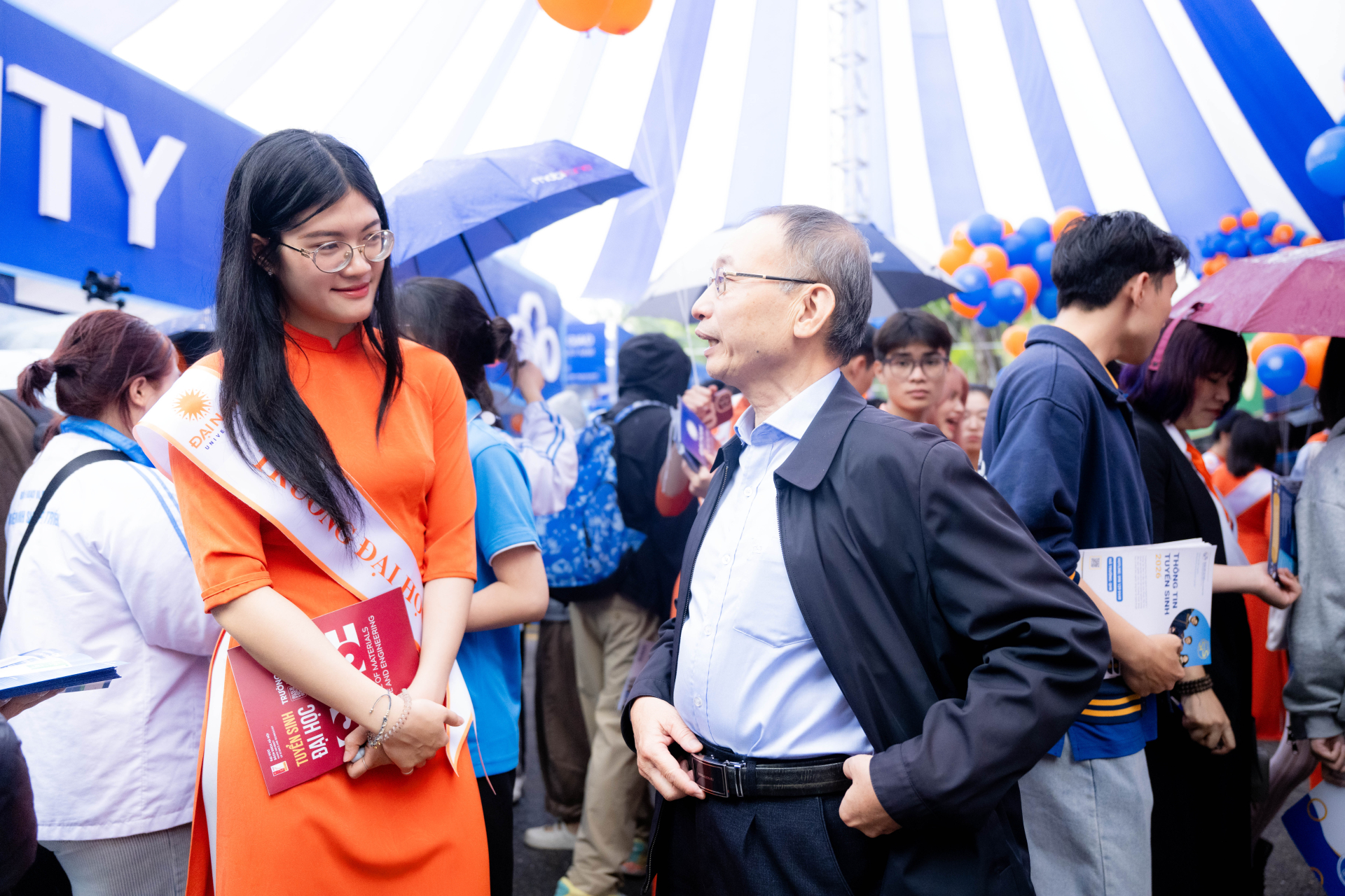 "Si&ecirc;u Chủ nhật" tư vấn tuyển sinh 2026 tại Đại học B&aacute;ch khoa H&agrave; Nội: Hơn 320 gian trại, học sinh đội mưa đến t&igrave;m hiểu ng&agrave;nh học- Ảnh 3.