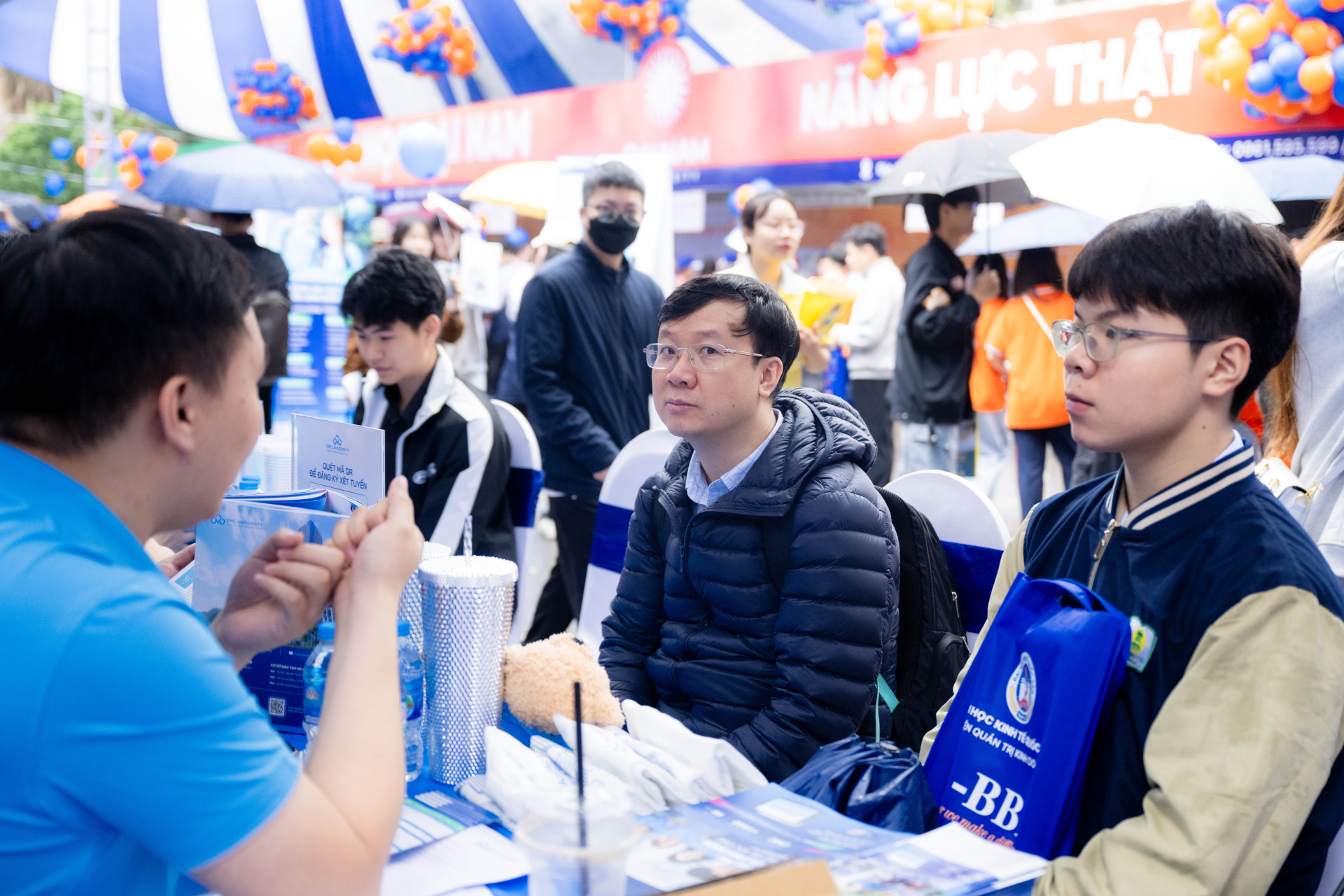 "Si&ecirc;u Chủ nhật" tư vấn tuyển sinh 2026 tại Đại học B&aacute;ch khoa H&agrave; Nội: Hơn 320 gian trại, học sinh đội mưa đến t&igrave;m hiểu ng&agrave;nh học- Ảnh 6.