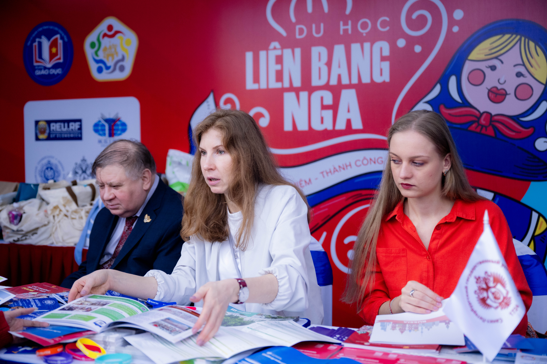 "Si&ecirc;u Chủ nhật" tư vấn tuyển sinh 2026 tại Đại học B&aacute;ch khoa H&agrave; Nội: Hơn 320 gian trại, học sinh đội mưa đến t&igrave;m hiểu ng&agrave;nh học- Ảnh 13.