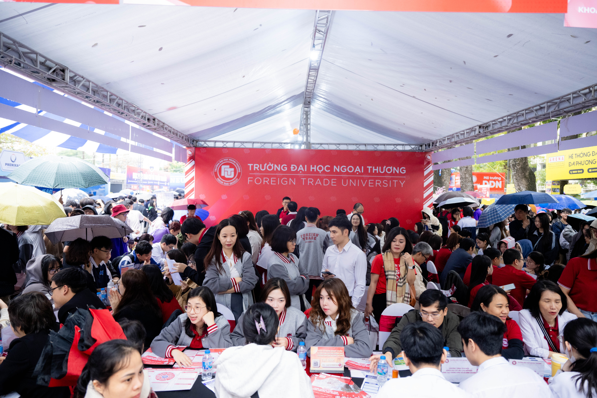 "Si&ecirc;u Chủ nhật" tư vấn tuyển sinh 2026 tại Đại học B&aacute;ch khoa H&agrave; Nội: Hơn 320 gian trại, học sinh đội mưa đến t&igrave;m hiểu ng&agrave;nh học- Ảnh 16.