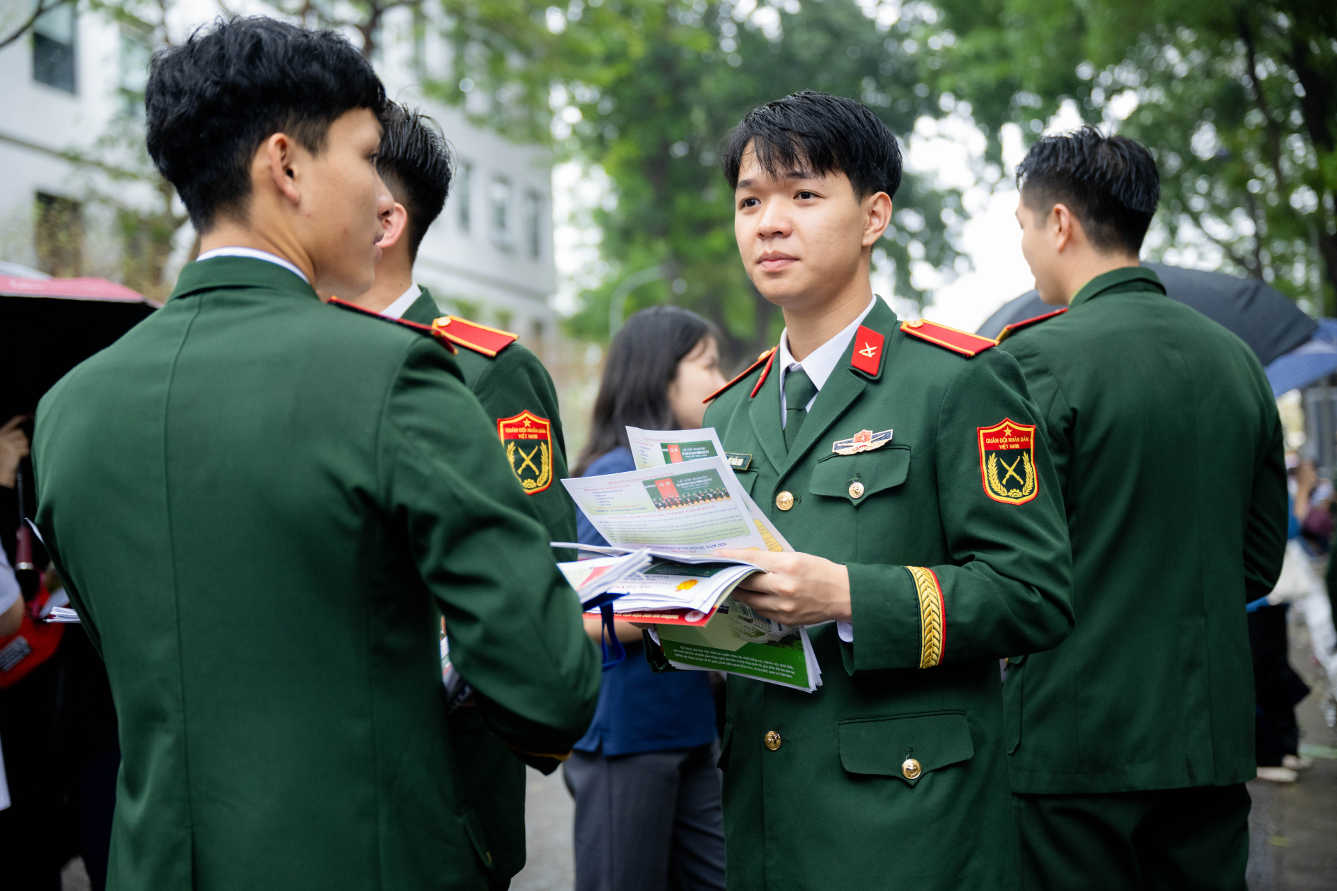 "Si&ecirc;u Chủ nhật" tư vấn tuyển sinh 2026 tại Đại học B&aacute;ch khoa H&agrave; Nội: Hơn 320 gian trại, học sinh đội mưa đến t&igrave;m hiểu ng&agrave;nh học- Ảnh 10.