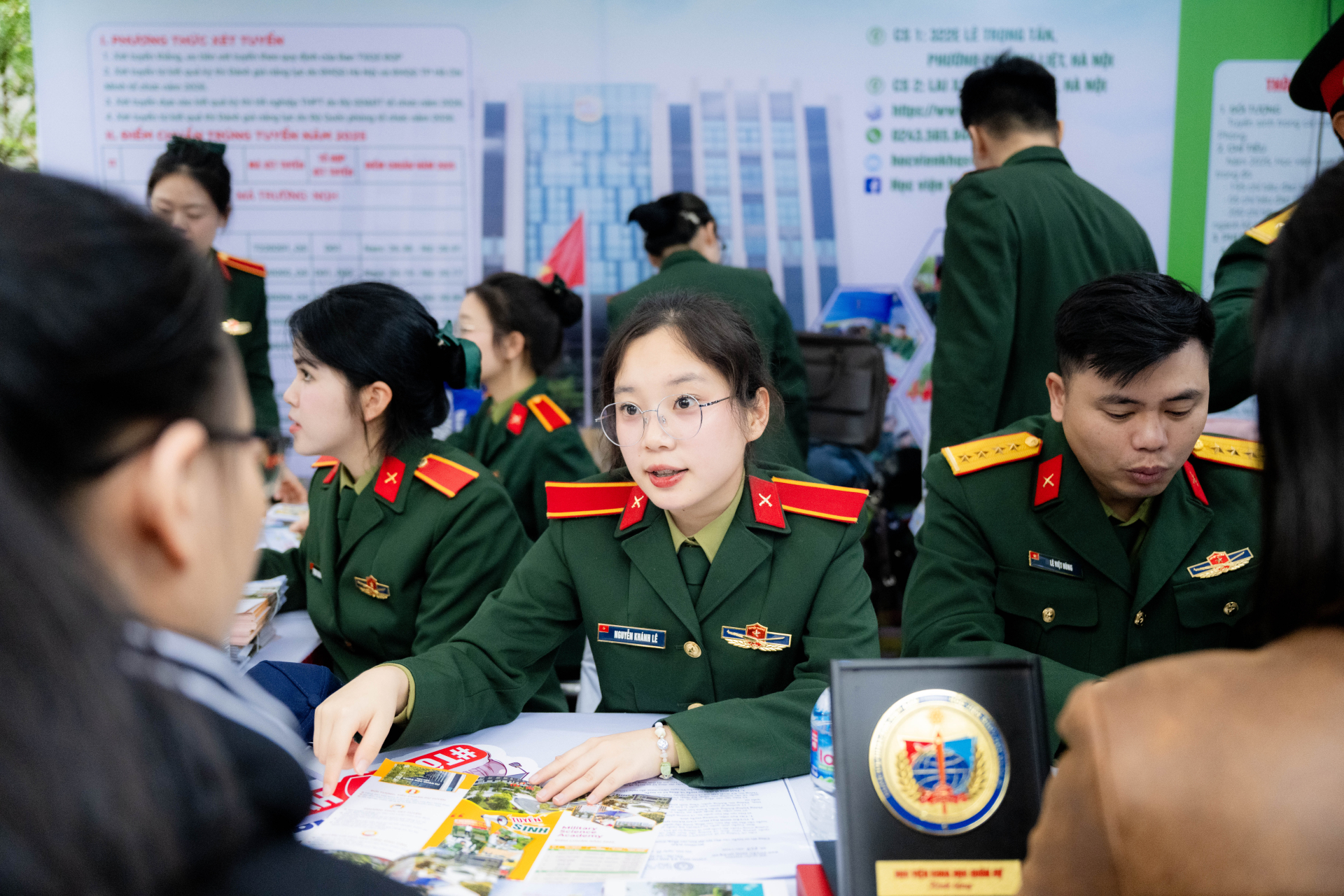 "Si&ecirc;u Chủ nhật" tư vấn tuyển sinh 2026 tại Đại học B&aacute;ch khoa H&agrave; Nội: Hơn 320 gian trại, học sinh đội mưa đến t&igrave;m hiểu ng&agrave;nh học- Ảnh 11.