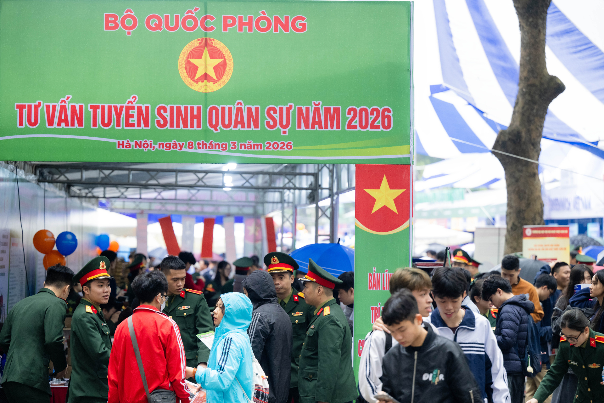 "Si&ecirc;u Chủ nhật" tư vấn tuyển sinh 2026 tại Đại học B&aacute;ch khoa H&agrave; Nội: Hơn 320 gian trại, học sinh đội mưa đến t&igrave;m hiểu ng&agrave;nh học- Ảnh 9.