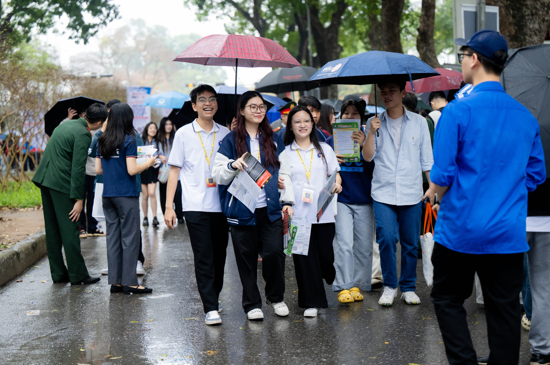 "Si&ecirc;u Chủ nhật" tư vấn tuyển sinh 2026 tại Đại học B&aacute;ch khoa H&agrave; Nội: Hơn 320 gian trại, học sinh đội mưa đến t&igrave;m hiểu ng&agrave;nh học- Ảnh 1.