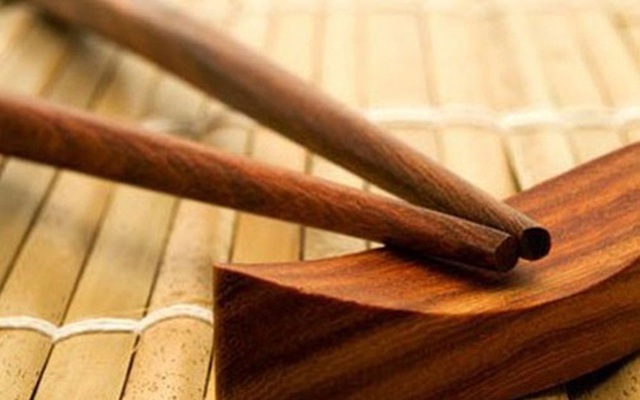 Cảnh b&aacute;o đặc biệt với những gia đ&igrave;nh đang d&ugrave;ng đũa gỗ- Ảnh 1.