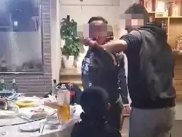 Nụ cười đắc thắng của đứa trẻ trước cửa nh&agrave; vệ sinh khiến người phụ nữ "nổi da g&agrave;": Lớn l&ecirc;n nh&acirc;n c&aacute;ch dễ "m&eacute;o m&oacute;"- Ảnh 1.