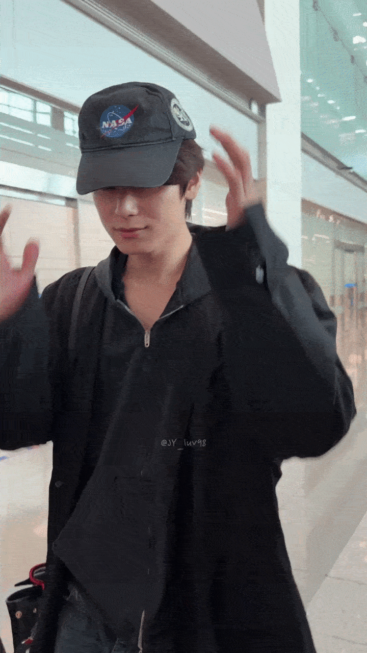 Nam ca sĩ bị c&ocirc;ng ty ghẻ lạnh, bỏ mặc tự xoay sở với 100kg h&agrave;nh l&yacute;?- Ảnh 3.