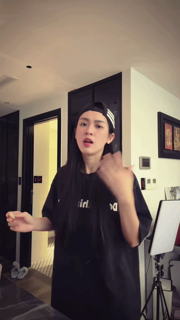 Kh&ocirc;ng v&aacute;y v&oacute;c, kh&ocirc;ng trang điểm lồng lộn, đ&acirc;y mới l&agrave; điều gi&uacute;p Vũ Thu&yacute; Quỳnh lấy thiện cảm từ c&ocirc;ng ch&uacute;ng- Ảnh 1.