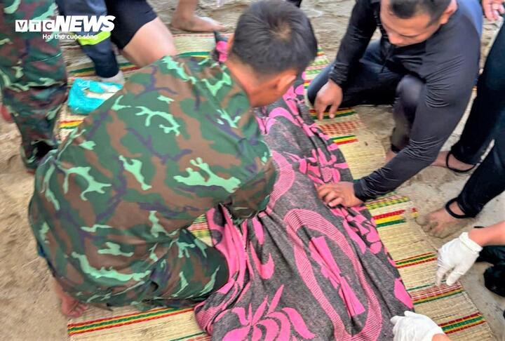 B&eacute; g&aacute;i tắm biển bị s&oacute;ng cuốn tại Kh&aacute;nh Ho&agrave;: Đ&atilde; t&igrave;m thấy thi thể- Ảnh 1.