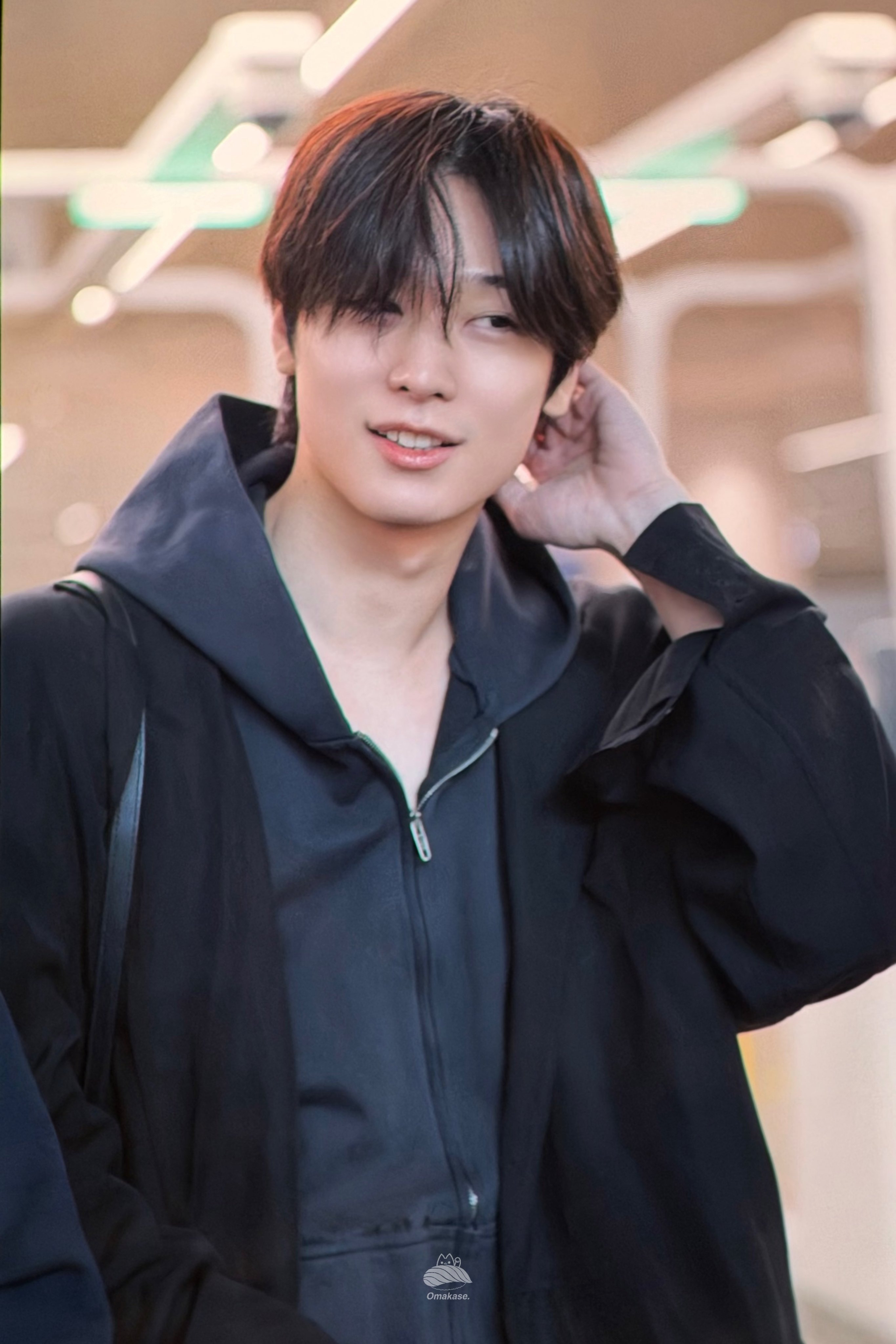 Nam ca sĩ bị c&ocirc;ng ty ghẻ lạnh, bỏ mặc tự xoay sở với 100kg h&agrave;nh l&yacute;?- Ảnh 1.